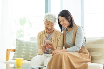 Obraz premium 祖母と孫