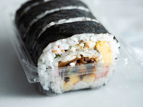 Daimyo maki, futo maki The Japanese traditional sushi roll.