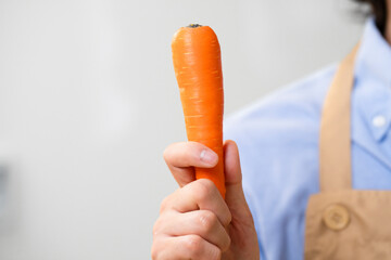 献立を考える若い男性　料理イメージ	