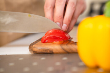 トマトを切る若い男性　料理イメージ	
