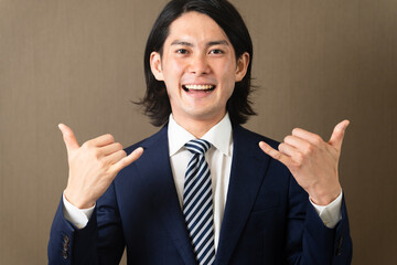 アロハポーズで励ます若いビジネスマン © aijiro