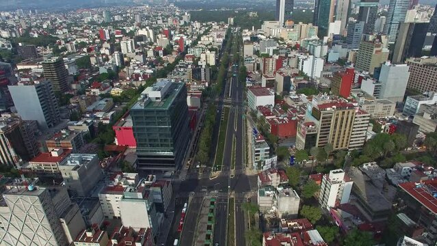 Toma a&eacute;rea en la ciudad de M&eacute;xico y termina sobre Av. Chapultepec, CDMX. M&eacute;xico.