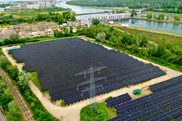 Centrale solaire photovoltaïque d'Ottmarsheim en Alsace
28000 panneaux solaires pour une production d'une puissance de 15,5 MW