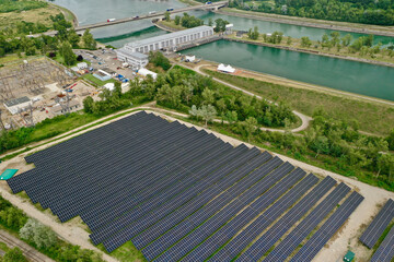 Centrale solaire photovoltaïque d'Ottmarsheim en Alsace
28000 panneaux solaires pour une production d'une puissance de 15,5 MW