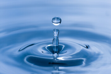Fototapeta na wymiar blue drop water , Liquid blue water drop ripple background
