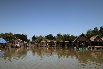 Fototapeta na wymiar small houses at a river in Thailand 