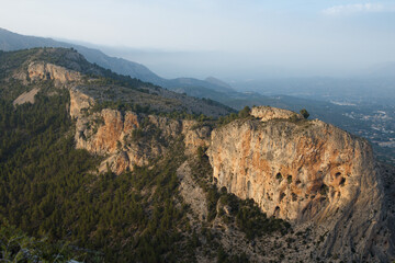 Fototapeta na wymiar Paisaje con la cima del Pic de les Aguiles la Mola de Serelles y el valle de Cocentaina desde el Alt de les Pedreres en Alcoy, España