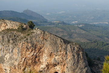 Paisaje con la cima del Pic de les Aguiles y el valle de Cocentaina desde el Alt de les Pedreres en Alcoy, España