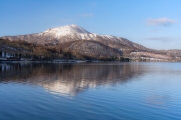 北海道・壮瞥町 冬の洞爺湖と有珠山の風景