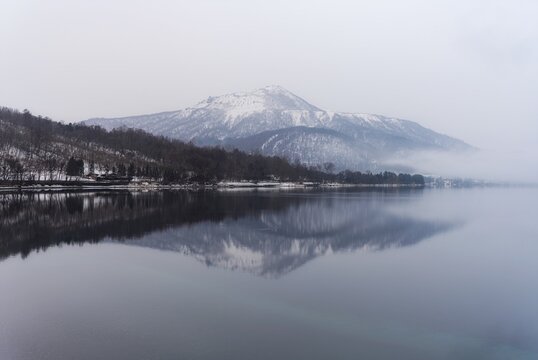 北海道・壮瞥町 朝霧懸かる洞爺湖と冬の有珠山の風景