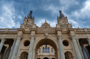 Haupteingang zum historischen Schloss in Schwerin