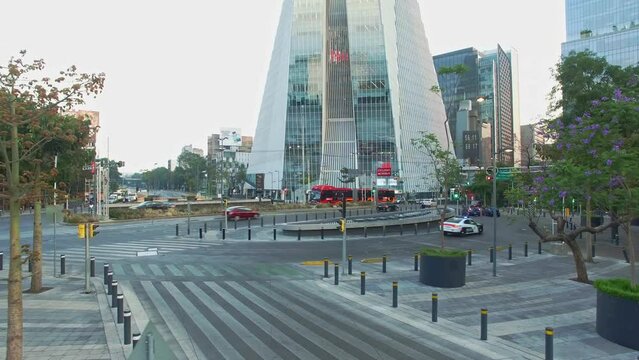 Toma a&eacute;rea de una glorieta sobre Av. Insurgentes frente al edificio Manacar. CDMX