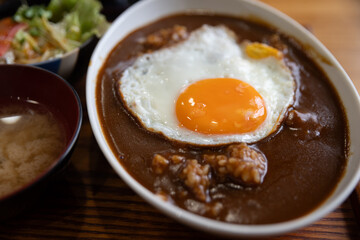 カレーライスの上に目玉焼きを乗せる