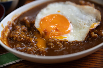 カレーライスの上に目玉焼きを乗せる