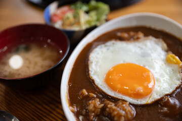 カレーライスの上に目玉焼きを乗せる