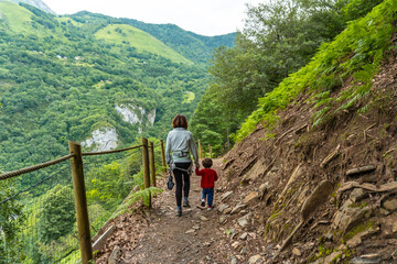 Fototapeta na wymiar Mother and son on a trail in the Borce commune of the French Pyrenees and its beautiful mountains