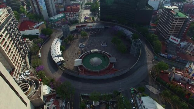 Toma a&eacute;rea de la Glorieta de Insurgentes con muy por pocos automoviles circulando.