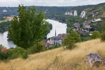 Naklejka premium Vu sur l'Église Saint-Sauveur du Petit-Andely et la seine dans l'Eure, Normandie, France 