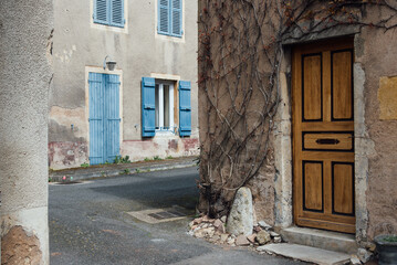 Rue de village. Rue vide. Maisons de village en France. Vieilles maisons. Façades de maisons dans un vieux village de France. perrecy-les-forges