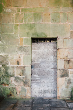 Vieille porte clout&eacute;e m&eacute;di&eacute;vale sur un mur de pierres. Porte en bois ancienne. B&acirc;timent ancien. Perrecy-les-Forges. 