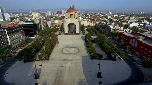 Vuelo de drone en el Monumento a la Revoluci&oacute;n que inicia mostrando toda su plaza y termina a un lado del monumento.