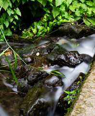Weicher Wasserlauf eines Baches