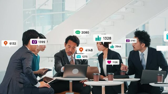 会議するビジネスパーソンのグループと通知アイコンイメージ