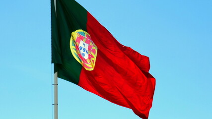  Flagge von Portugal besteht aus dem Wappenschild mit der goldenen Armillarsphäre auf grün-rotem...