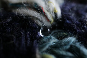毛糸と一滴の水滴　背景素材　黒ベース