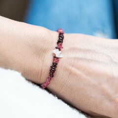 Chips, gemstone tiny beaded bracelet. Energy crystals, healing stone jewelry. Handmade accessories.
Garnet, mountain crystals, pink quartz.