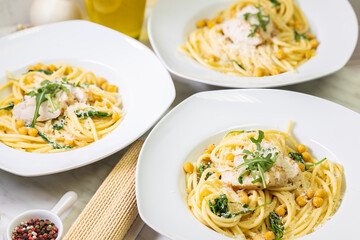 Pasta with chicken and arugula