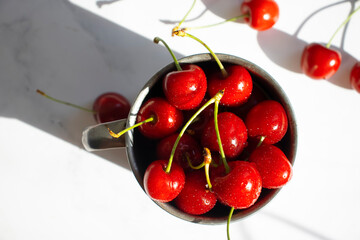 Obraz na płótnie Canvas Fresh cherries on old background
