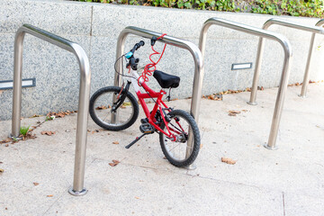 Fototapeta na wymiar bicicleta de niño aparcada en un aparcabicicletas 