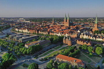 Deutschland, Schleswig-Holstein, Hansestadt Lübeck. Altstadt aus der Luft. - obrazy, fototapety, plakaty