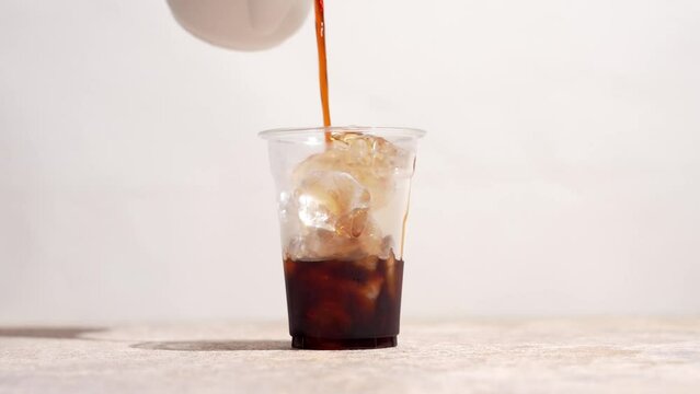 テイクアウトのアイスコーヒー
