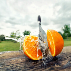 frische Orange Mit Messer geschnitten mit Wasserspritzern