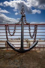 Anker  mit Kette stehend am Gel&auml;nder