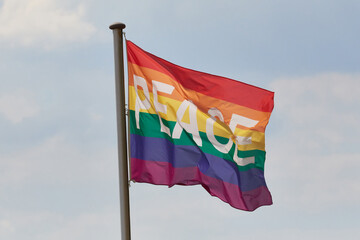 Regenbogenfahne im Wind	