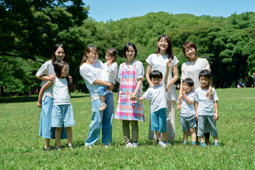 Fototapeta premium 子どもたちと保護者と先生の屋外での集合写真