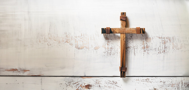 illustrazione con crocifisso abbozzato in legno naturale su superficie in legno grezzo bianca, vista dall'alto, Generative Ai