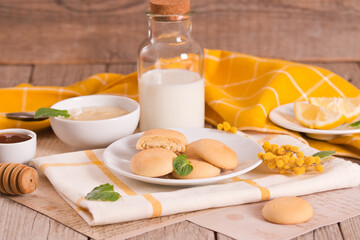 Cookies with lemon cream filling