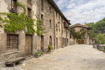 Casas pintorescas de un pueblo de montaña. Rupit,  Cataluña.