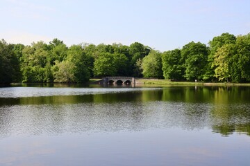 Obraz premium The quiet lake at the park on a sunny day.
