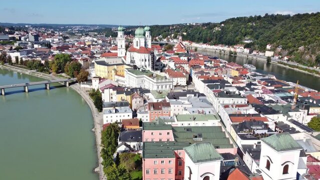 Passau, Deutschland: Der barocke Dom trohnt &uuml;ber der Altstadt