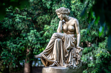 Obraz premium Very old cast iron statue of naked woman with artistic name 
