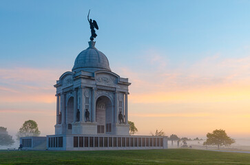 Fototapeta premium Pennsylvania Memorial im National Military Park in Gettysburg bei Sonnenaufgang