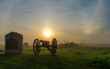 Kanone im National Military Park in Gettysburg bei Sonnenaufgang - obrazy, fototapety, plakaty
