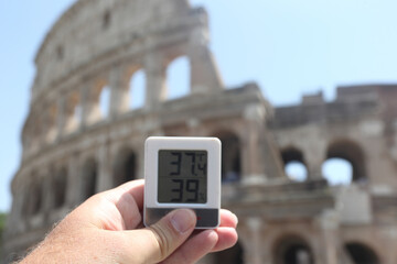 Record heat in the Italian capital, the thermometer exceeds 37 degrees Celsius at the Colosseum....