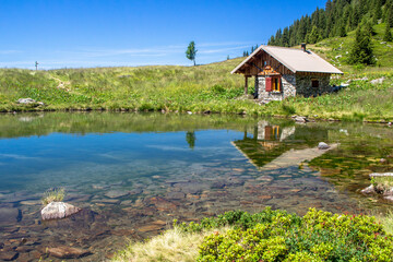 Refuge et lac du L&eacute;at