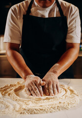 Cocinero preparando pizza